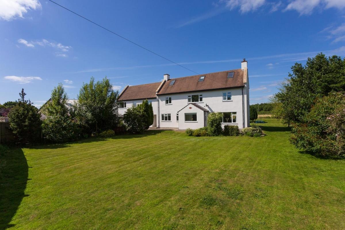 Stunningly Spacious Farm House And Annexe With 7 Beds - York — Photos 2